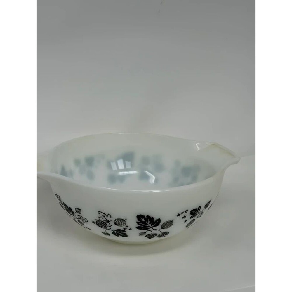Vintage Pyrex Black Gooseberry Cinderella Mixing Bowl 443 White 2.5 Qt 11”